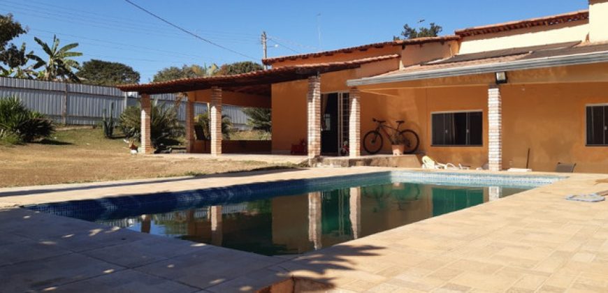 Casa com 3 Qtos, Com Piscina