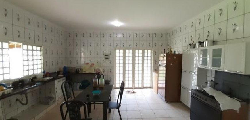 MARAVILHOSA CASA COM 3 QTOS, SUITE, NA LAJE, LOTÃO DE 2.700 METROS