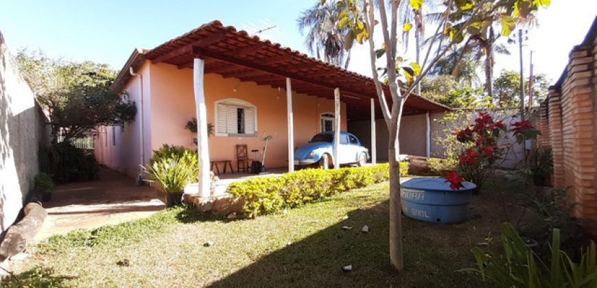 Casa com 4 Qtos, Suíte, Toda na Laje, Lote com 800 metros, Bairro Vila Nova