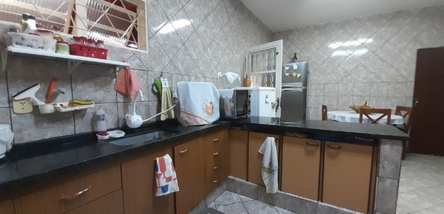 Casa com 4 Qtos, Suíte, Toda na Laje, Lote com 800 metros, Bairro Vila Nova