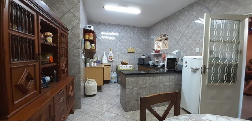 Casa com 4 Qtos, Suíte, Toda na Laje, Lote com 800 metros, Bairro Vila Nova