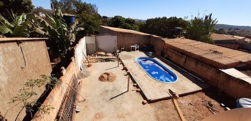 Casa com 5 Quartos, Suíte, Piscina, Bem Localizada, Lote com 270 metros