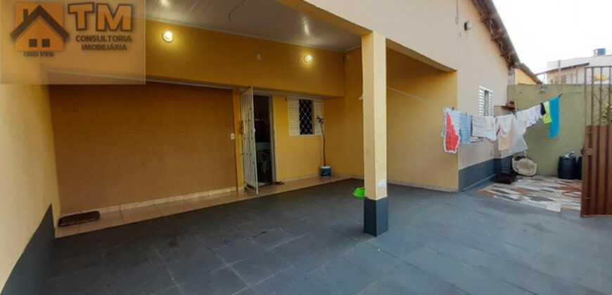 Casa com 2 Quartos, mais 2 kits, no Centro da Cidade! Perto do Itaú