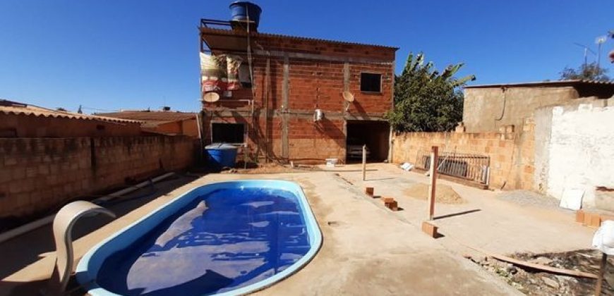 Casa com 5 Quartos, Suíte, Piscina, Bem Localizada, Lote com 270 metros