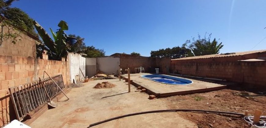 Casa com 5 Quartos, Suíte, Piscina, Bem Localizada, Lote com 270 metros