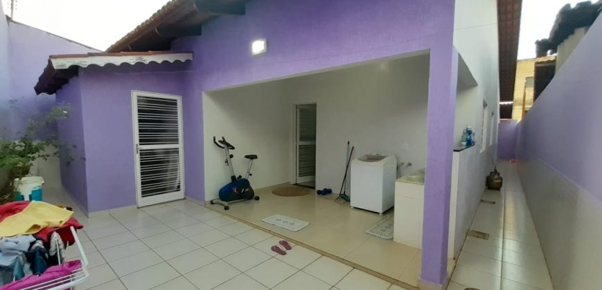 Vendo Casa com 03 Qtos, com lote de 200 metros, no Morro Azul