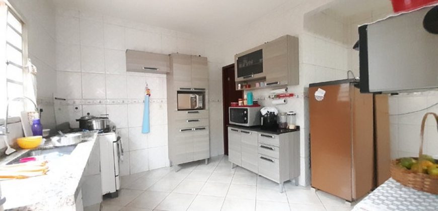 Sobrado de Esquina, mais Kits no Bairro São José, Investir ou Morar, Lote com 300 metros