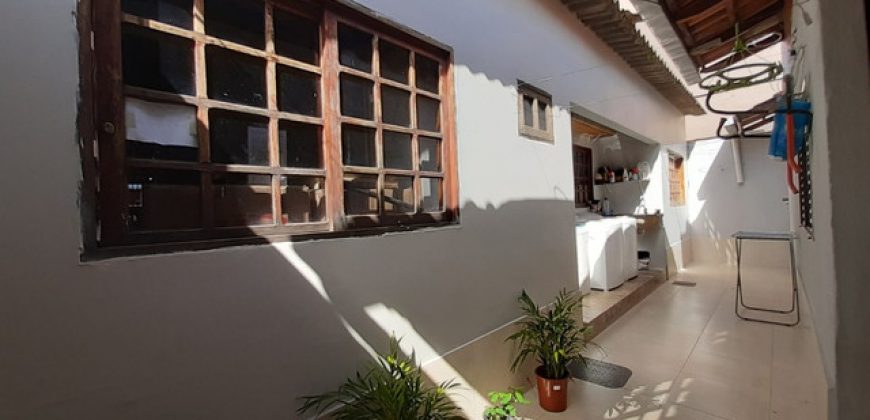 Excelente Casa com 3 quartos, Sendo 2 Suites, Mais uma Kit nos Fundos, Bairro Residencial Oeste, Bem Localizada, São Sebastião/DF.