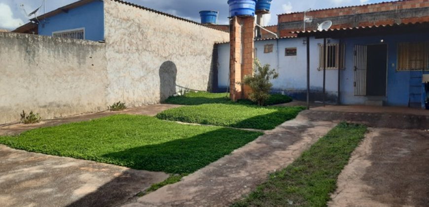 Casa 1 Quarto, Bem Localizada, Perto da Constrular