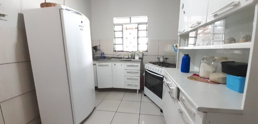 São 2 Casas no mesmo lote, de Esquina, com 290 metros, Bairro Vila Nova