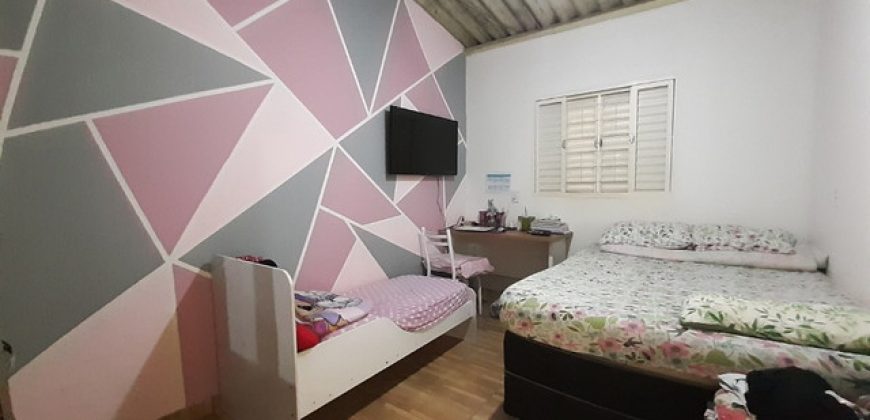 São 2 Casas no mesmo lote, de Esquina, com 290 metros, Bairro Vila Nova