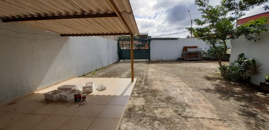 São 2 Casas no mesmo lote, de Esquina, com 290 metros, Bairro Vila Nova