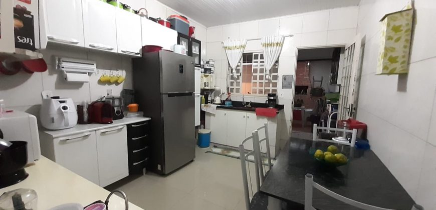 Excelente Casa com 3 Quartos, Suites, Qd. 205, Residencial Oeste, Escriturada