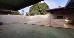 Maravilhosa Casa, Toda na Laje com 4 Qtos, Piscina, Churrasqueira, Condo. Ouro de Itaipu