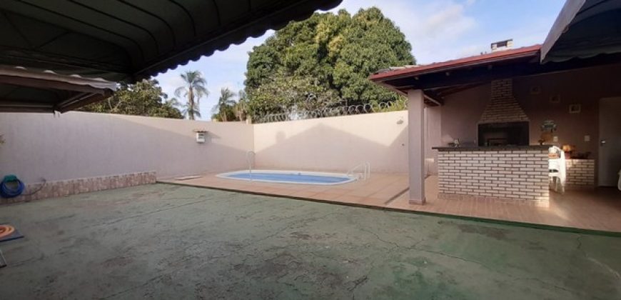 Maravilhosa Casa, Toda na Laje com 4 Qtos, Piscina, Churrasqueira, Condo. Ouro de Itaipu