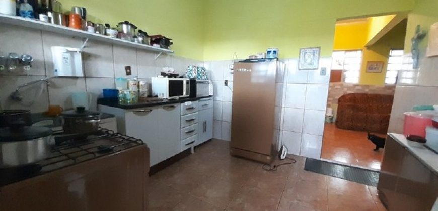 Casa com 2 Quartos, Bem Localizada