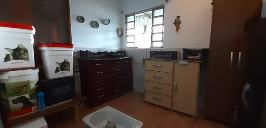 Casa com 2 Quartos, Bem Localizada