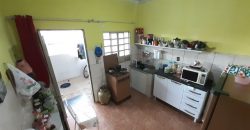 Casa com 2 Quartos, Bem Localizada