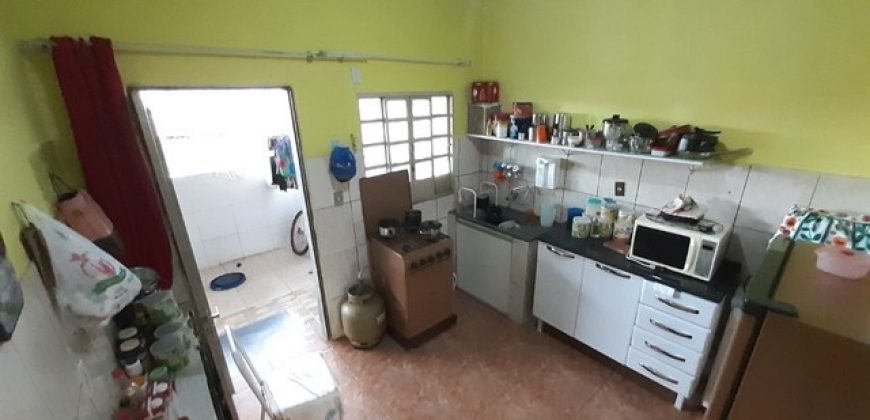 Casa com 2 Quartos, Bem Localizada