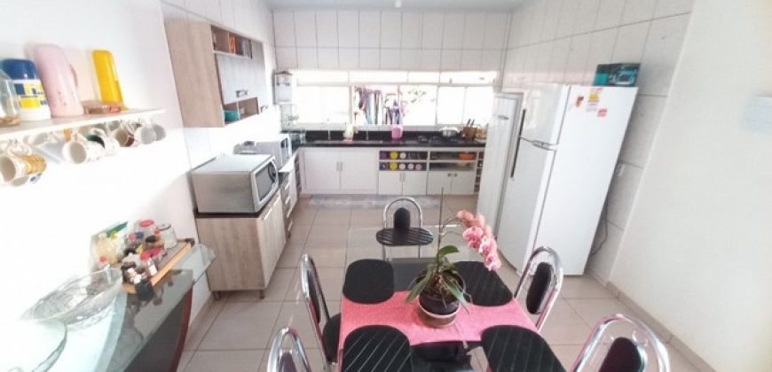 Excelente Casa com 3 Suítes, Lotão com 400 metros.