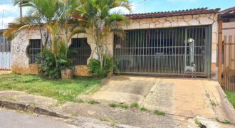 More em uma das melhores quadras da Cidade, Localizada no Residencial Oeste Qd. 102, com uma casa de 3 Quartos, sendo 2 Suítes, em São Sebastião/DF.