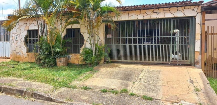 More em uma das melhores quadras da Cidade, Localizada no Residencial Oeste Qd. 102, com uma casa de 3 Quartos, sendo 2 Suítes, em São Sebastião/DF.