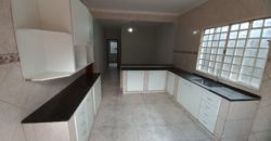 Excelente Sobrado de Esquina, Qd. 301 do Residencial Oeste