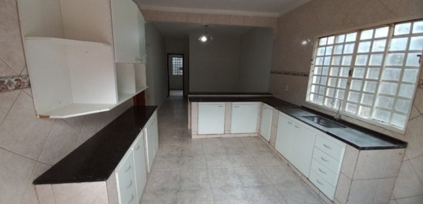 Excelente Sobrado de Esquina, Qd. 301 do Residencial Oeste