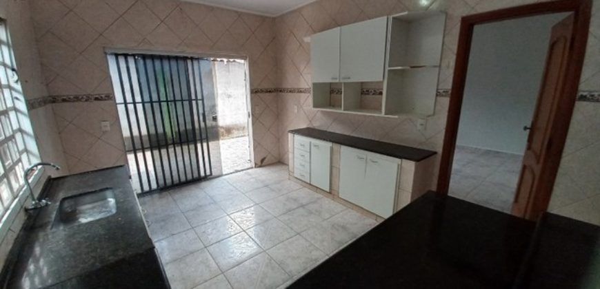 Excelente Sobrado de Esquina, Qd. 301 do Residencial Oeste