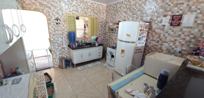 Excelente Casa com 2 Quartos, Perto da Principal