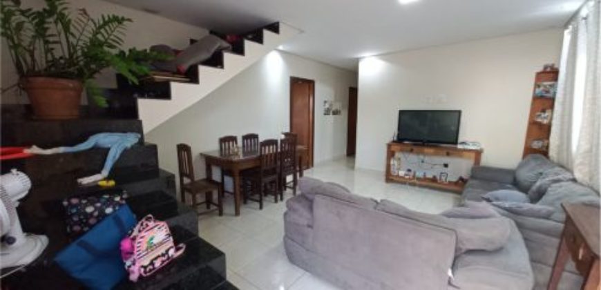 Excelente Casa Toda na Laje, com Estrutura para mais 1 Pavimento.