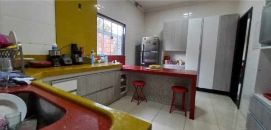 Excelente Casa Toda na Laje, com Estrutura para mais 1 Pavimento.