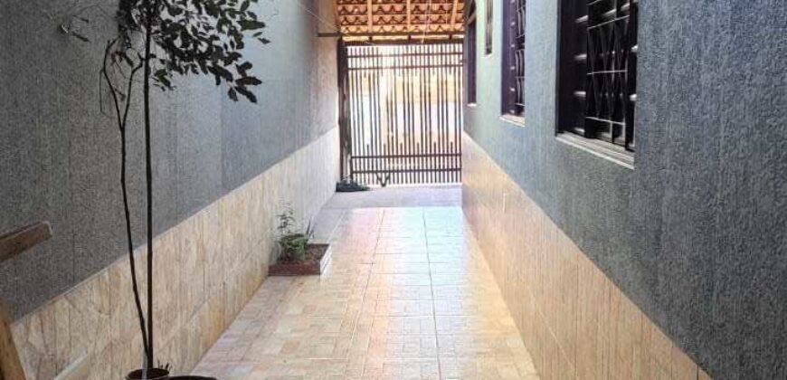 Excelente Casa com 3 Quartos, Suítes, Armários Planejados, Toda na Laje, localizada no Bairro Residencial do Bosque, em São Sebastião/DF.