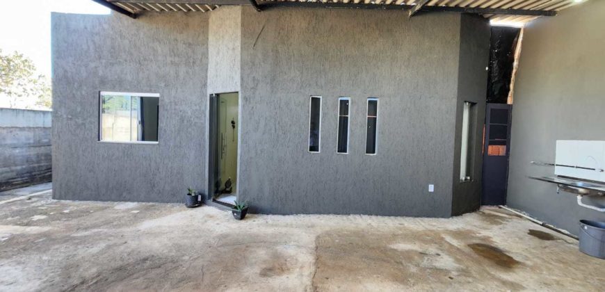 Excelente Casa com 3 Quartos, Lote com 330 Metros, Localizada no Itaipu 73, Condomínio Estancia do Ipês, em Frente ao Ouro Vermelho II, no Jardim Botânico, Brasília /DF.