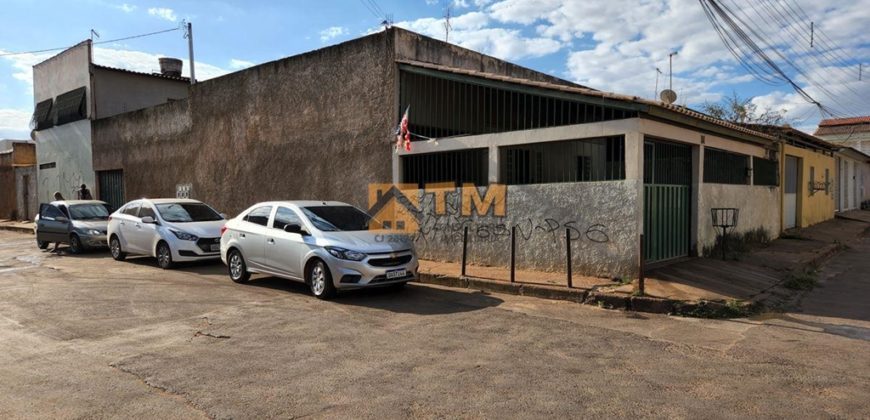 Imóvel de Esquina com ótimo localização, ESCRITURADO, próximo ao Banco do Brasil, batalhão da PM, comércio, parada de ônibus. Lote de esquina, com casa principal e prédio com duas moradias. Entradas independentes.