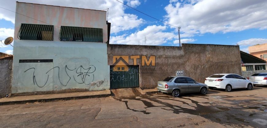 Imóvel de Esquina com ótimo localização, ESCRITURADO, próximo ao Banco do Brasil, batalhão da PM, comércio, parada de ônibus. Lote de esquina, com casa principal e prédio com duas moradias. Entradas independentes.