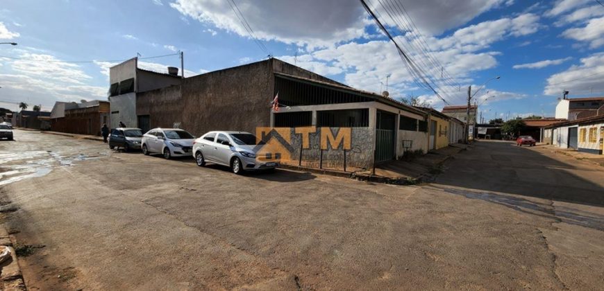 Imóvel de Esquina com ótimo localização, ESCRITURADO, próximo ao Banco do Brasil, batalhão da PM, comércio, parada de ônibus. Lote de esquina, com casa principal e prédio com duas moradias. Entradas independentes.