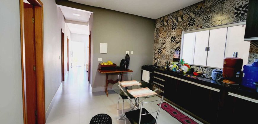 Excelente Casa com 3 Quartos, Suíte, Fino Acabamento, Armários planejados, B. Morro da Cruz, São Sebastião/DF.