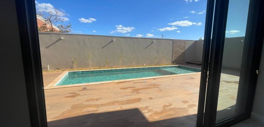 Casa Alto Padrão, Fino Acabamento, com 3 Suítes, sendo uma com closet, Piscina, Condomínio Estancia Quintas da Alvorada no Jardim Botânico Brasília /DF.