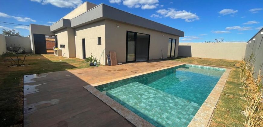 Casa Alto Padrão, Fino Acabamento, com 3 Suítes, sendo uma com closet, Piscina, Condomínio Estancia Quintas da Alvorada no Jardim Botânico Brasília /DF.