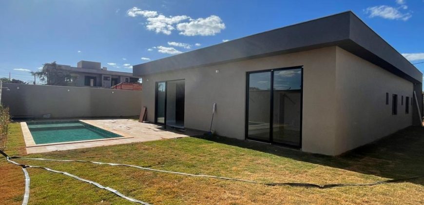 Casa Alto Padrão, Fino Acabamento, com 3 Suítes, sendo uma com closet, Piscina, Condomínio Estancia Quintas da Alvorada no Jardim Botânico Brasília /DF.