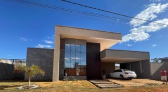 Casa Alto Padrão, Fino Acabamento, com 3 Suítes, sendo uma com closet, Piscina, Condomínio Estancia Quintas da Alvorada no Jardim Botânico Brasília /DF.