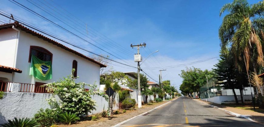 Casa bem Localizada no Condomínio Parque Jardins Das Paineiras, Bairro Jardim Botânico de Brasília.