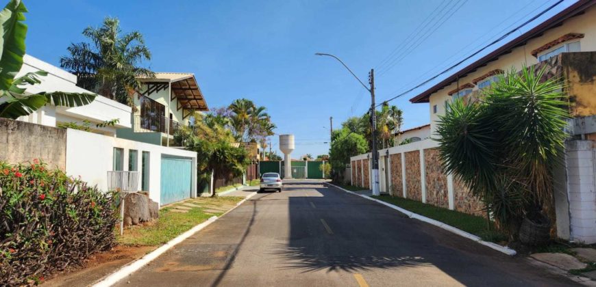 Casa bem Localizada no Condomínio Parque Jardins Das Paineiras, Bairro Jardim Botânico de Brasília.