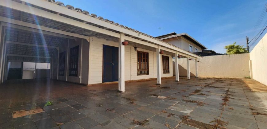 Casa bem Localizada no Condomínio Parque Jardins Das Paineiras, Bairro Jardim Botânico de Brasília.