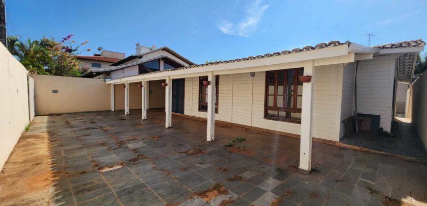 Casa bem Localizada no Condomínio Parque Jardins Das Paineiras, Bairro Jardim Botânico de Brasília.