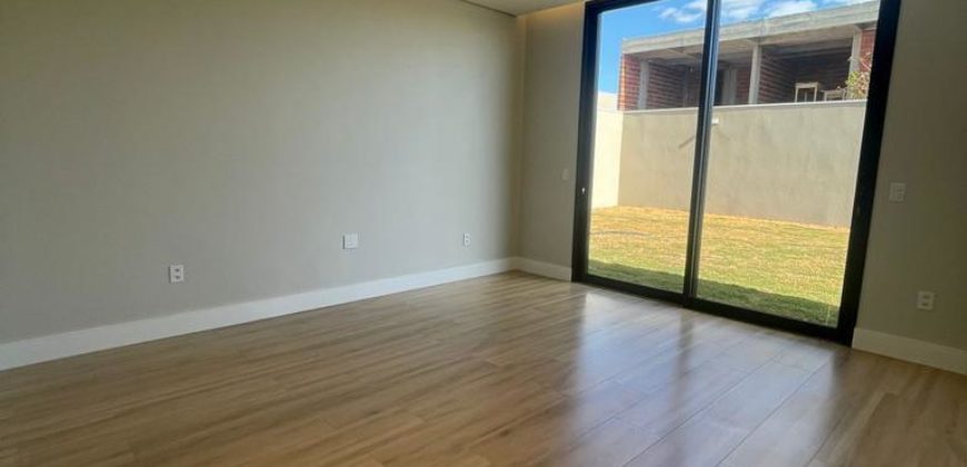 Casa Alto Padrão, Fino Acabamento, com 3 Suítes, sendo uma com closet, Piscina, Condomínio Estancia Quintas da Alvorada no Jardim Botânico Brasília /DF.