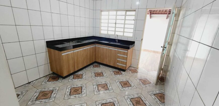 Excelente Casa com 3 Quartos, Suíte, Lindo Jardim no Condomínio Quintas dos Ipês, Jardim Botânico/DF.