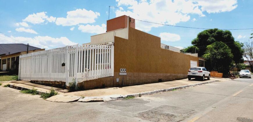 Excelente Casa com 3 Quartos, Suíte, Quadra 103 do Residencial Oeste