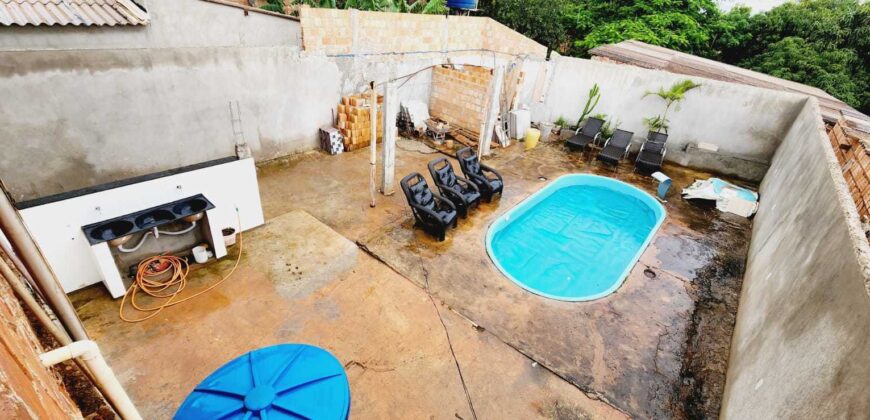 Maravilhoso Sobrado com 5 Quartos, sendo 1 Suíte, Armários Planejados, Piscina, Lotão com 270 metros, localizada no Bairro Morro da Cruz, em São Sebastião/DF.